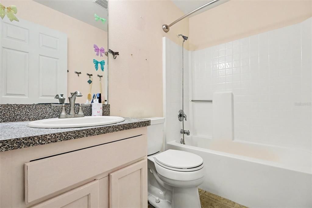 Activo con contrato: $300,000 (3 camas, 2 baños, 1482 Pies cuadrados)