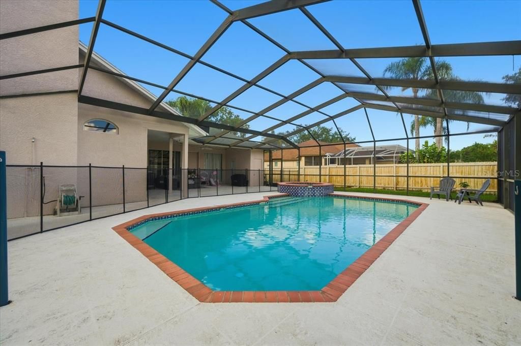 Activo con contrato: $849,900 (4 camas, 2 baños, 2324 Pies cuadrados)