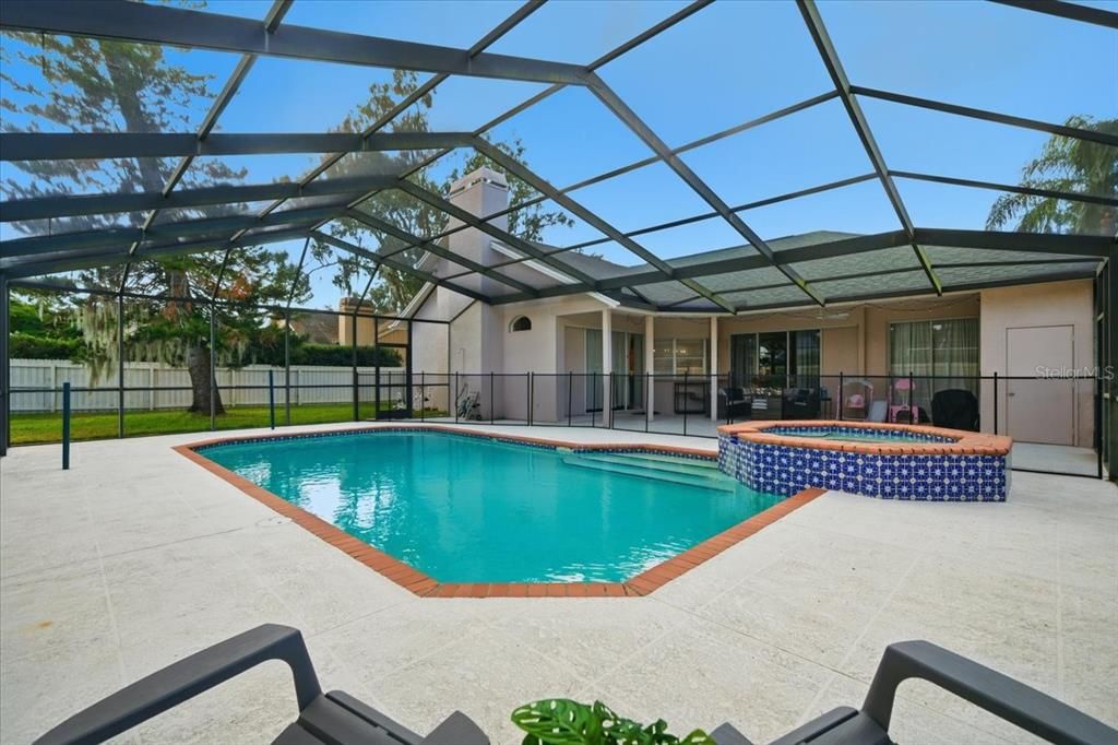 Activo con contrato: $849,900 (4 camas, 2 baños, 2324 Pies cuadrados)