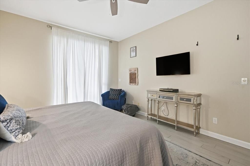 Activo con contrato: $849,900 (4 camas, 2 baños, 2324 Pies cuadrados)