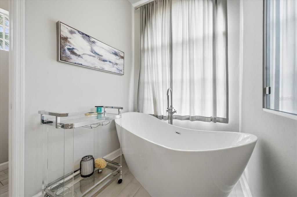 Activo con contrato: $849,900 (4 camas, 2 baños, 2324 Pies cuadrados)