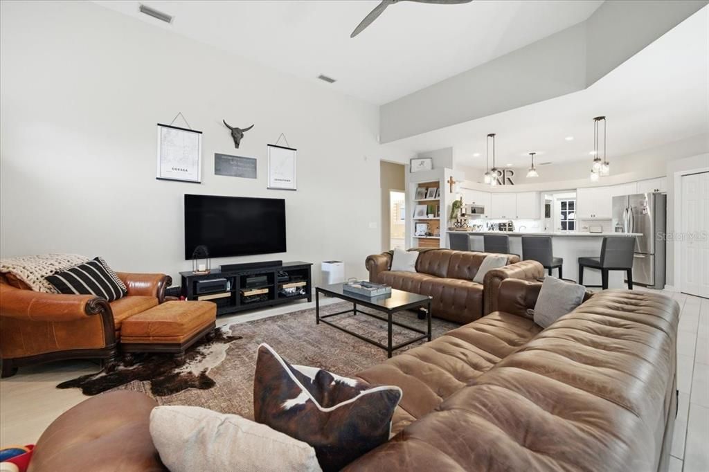 Activo con contrato: $849,900 (4 camas, 2 baños, 2324 Pies cuadrados)