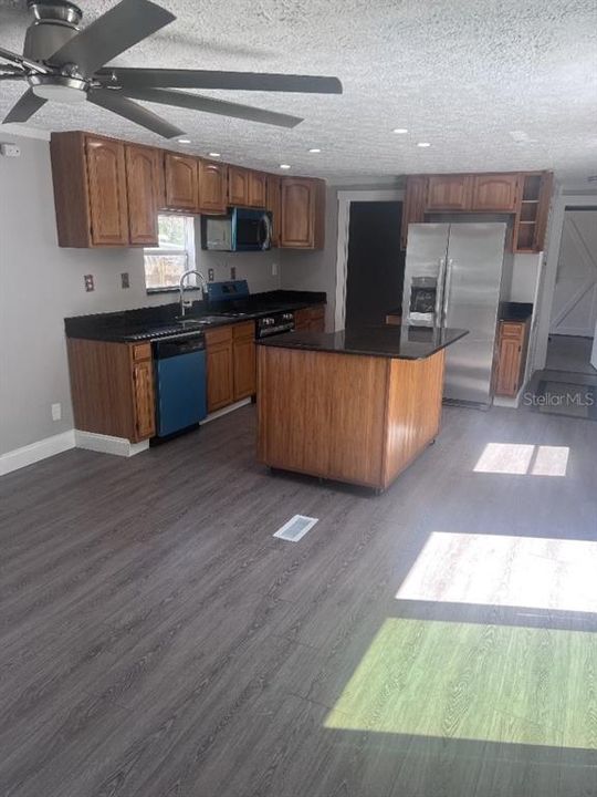 For Sale: $148,900 (3 beds, 2 baths, 1100 Square Feet)