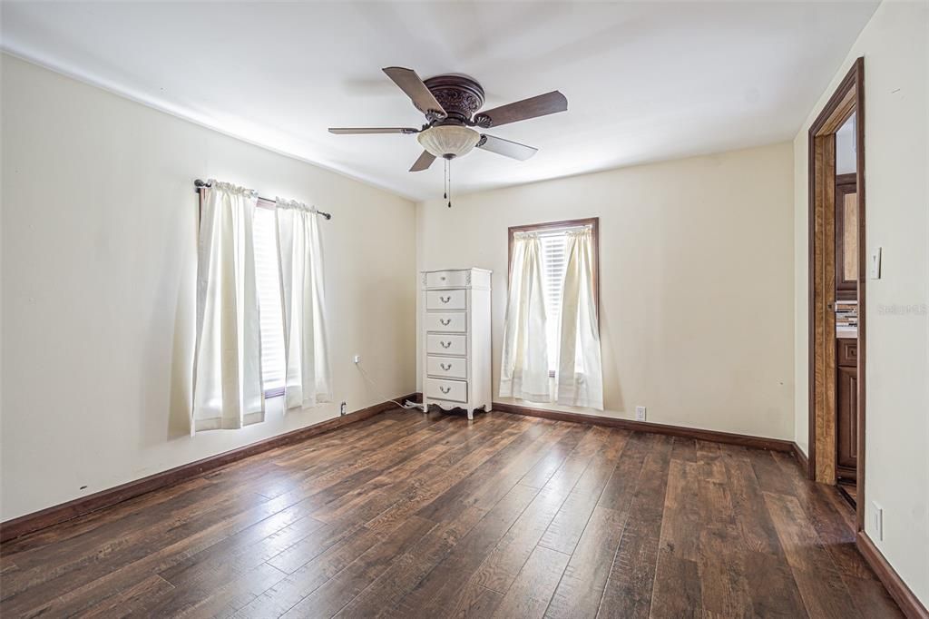На продажу: $185,000 (2 спален, 2 ванн, 1012 Квадратных фут)
