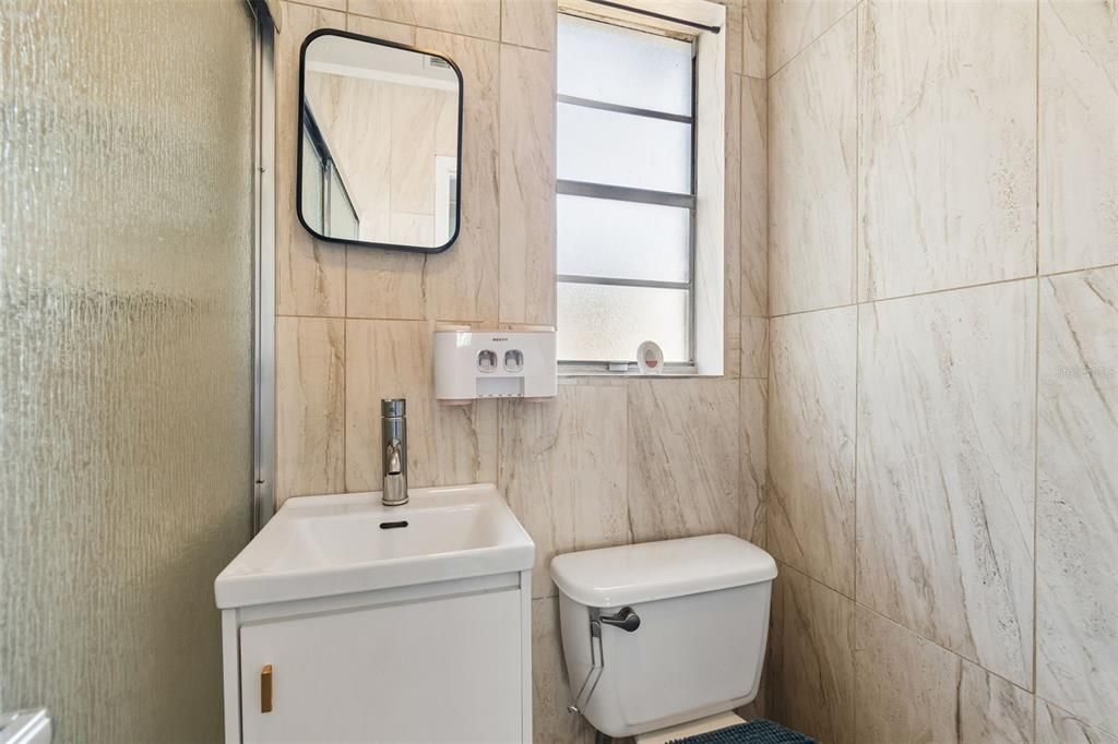 На продажу: $229,900 (3 спален, 1 ванн, 800 Квадратных фут)