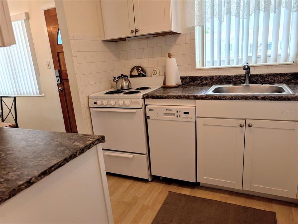 Active With Contract: $1,450 (1 beds, 1 baths, 576 Square Feet)