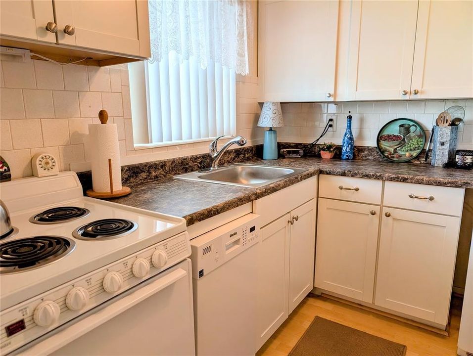 Active With Contract: $1,450 (1 beds, 1 baths, 576 Square Feet)