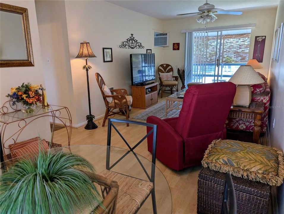 Active With Contract: $1,450 (1 beds, 1 baths, 576 Square Feet)