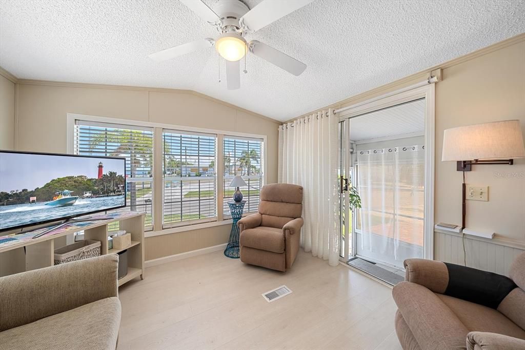For Sale: $89,000 (1 beds, 1 baths, 408 Square Feet)