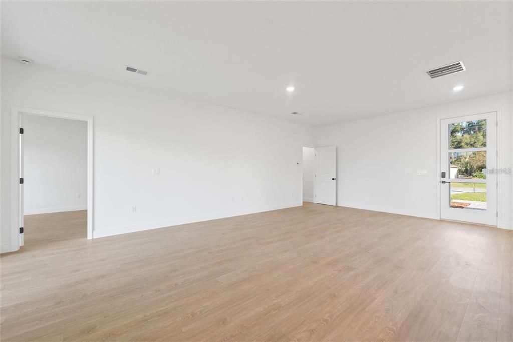 Activo con contrato: $2,000 (4 camas, 2 baños, 1751 Pies cuadrados)