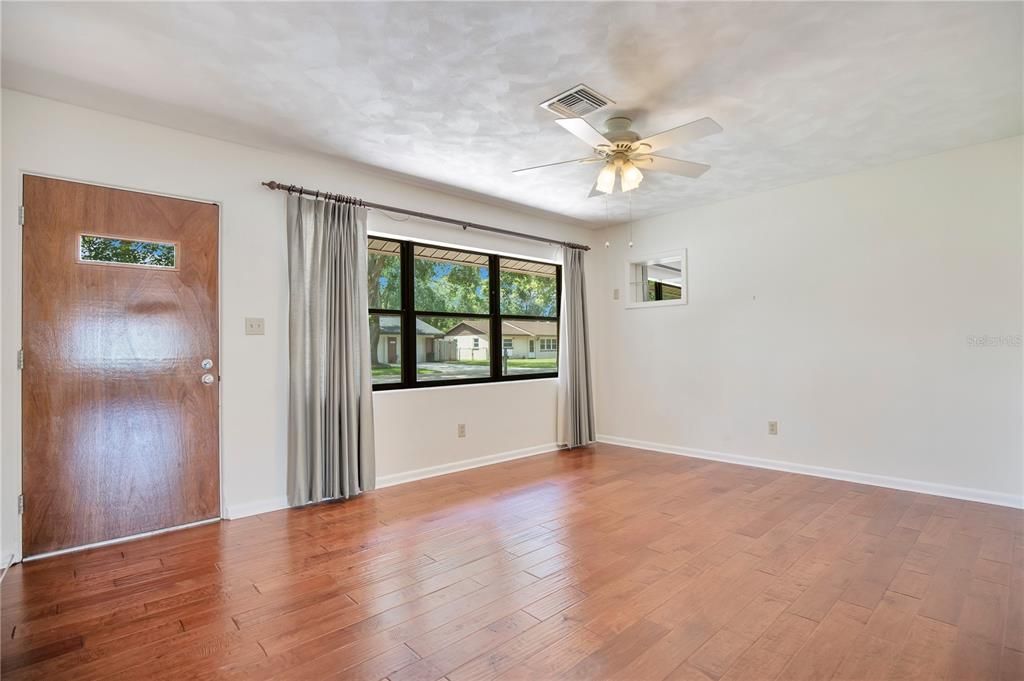 Activo con contrato: $325,000 (3 camas, 2 baños, 1290 Pies cuadrados)