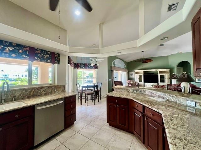 En Venta: $1,699,000 (3 camas, 3 baños, 2215 Pies cuadrados)