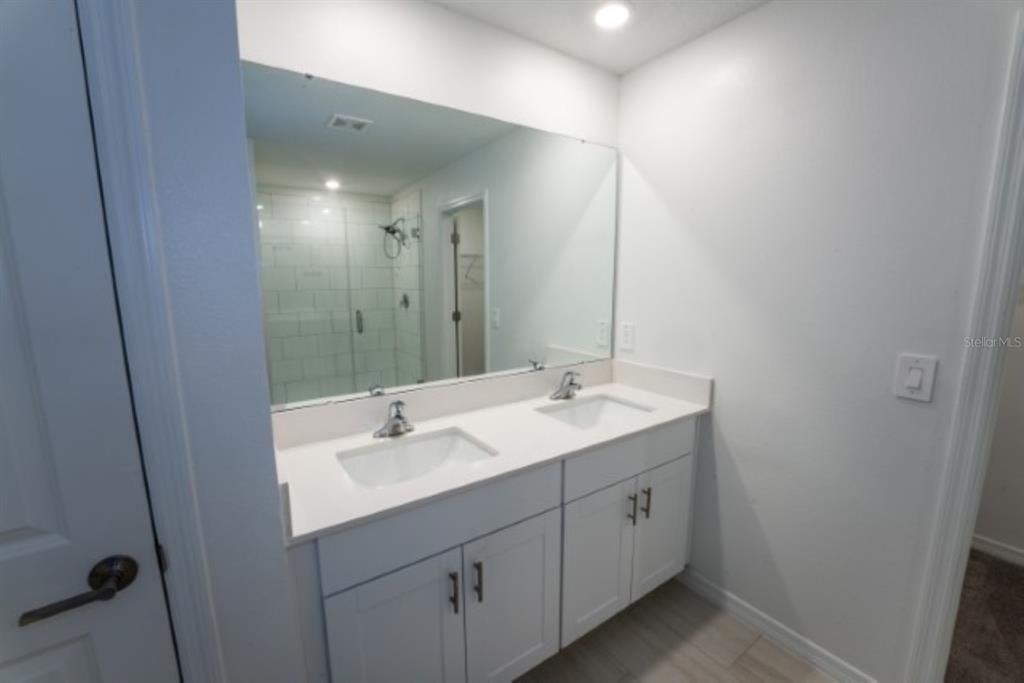 For Rent: $2,675 (5 beds, 2 baths, 2217 Square Feet)