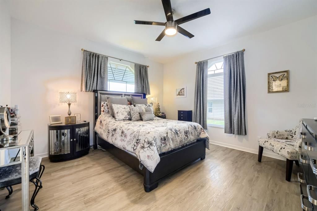 Activo con contrato: $294,995 (3 camas, 2 baños, 1927 Pies cuadrados)