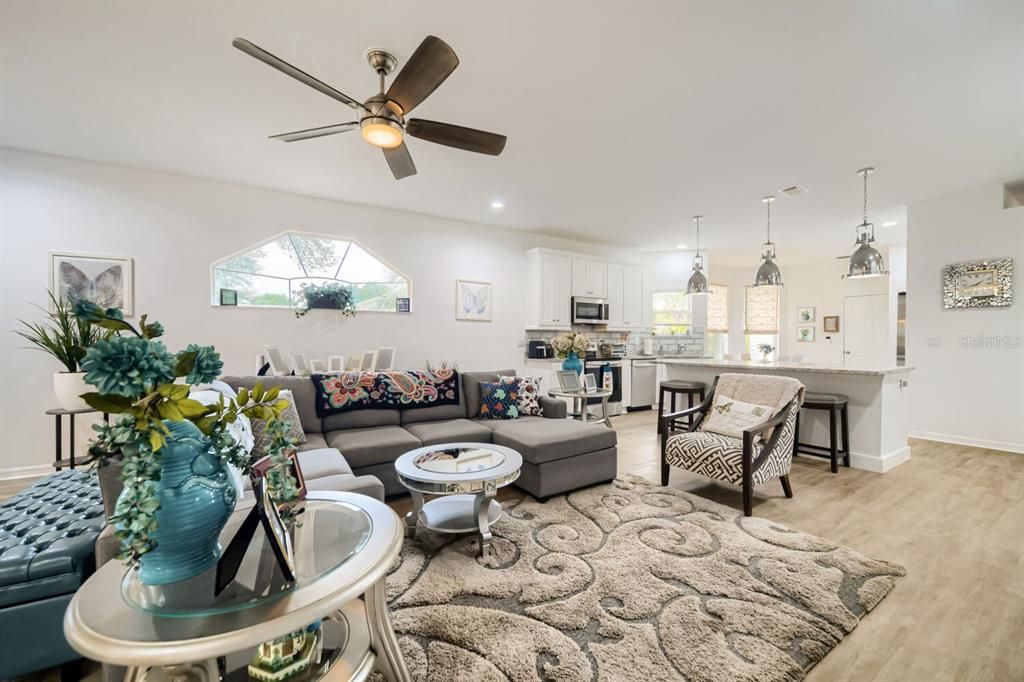 Activo con contrato: $294,995 (3 camas, 2 baños, 1927 Pies cuadrados)