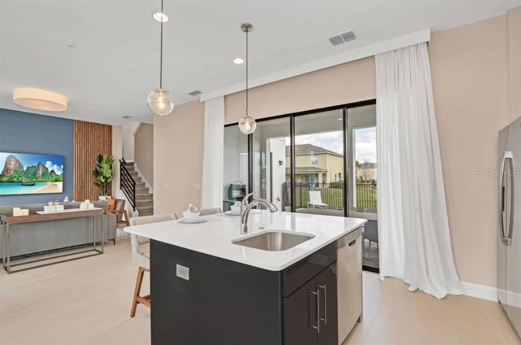 Activo con contrato: $475,000 (5 camas, 4 baños, 2310 Pies cuadrados)