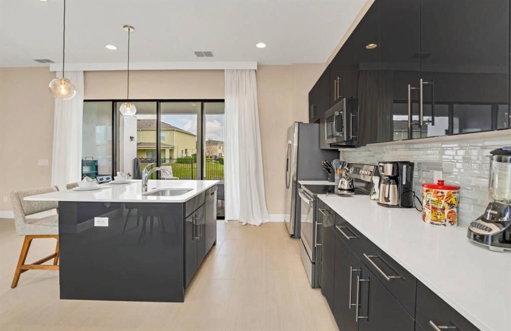 Activo con contrato: $475,000 (5 camas, 4 baños, 2310 Pies cuadrados)