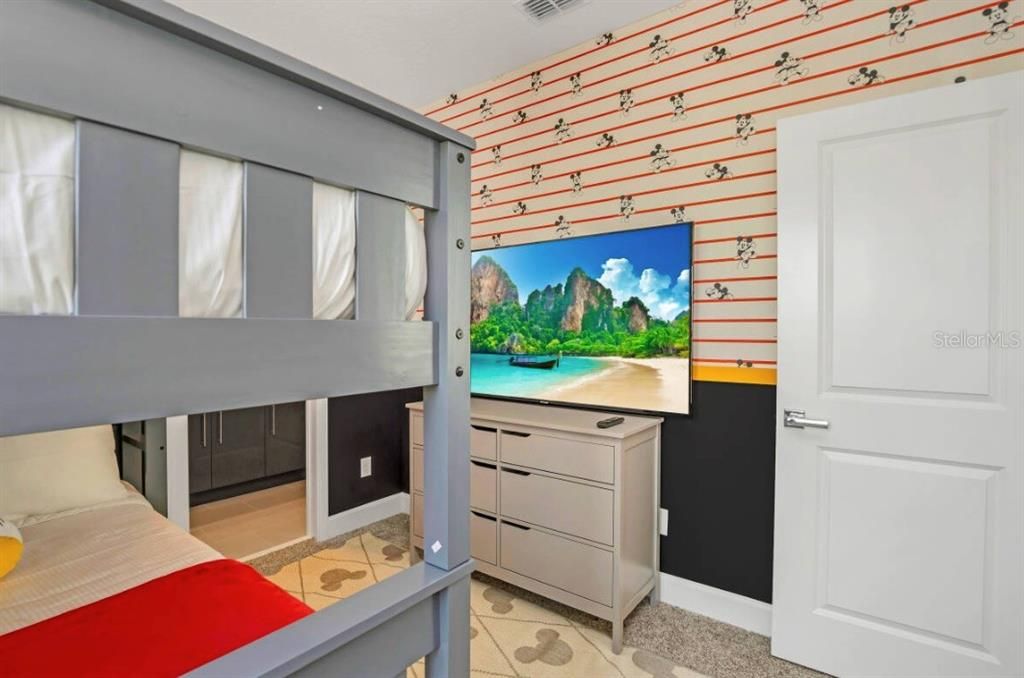 Activo con contrato: $475,000 (5 camas, 4 baños, 2310 Pies cuadrados)