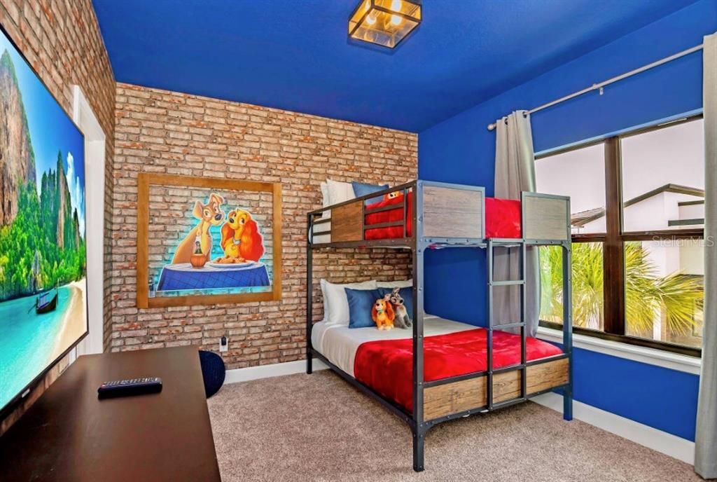 Activo con contrato: $475,000 (5 camas, 4 baños, 2310 Pies cuadrados)