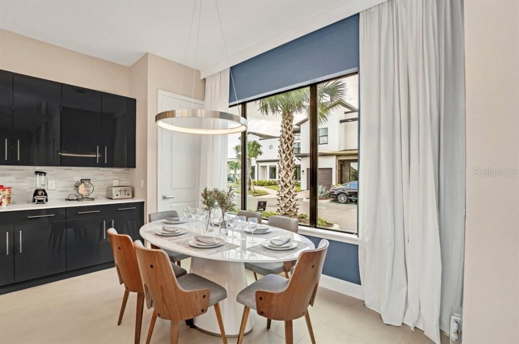 Activo con contrato: $475,000 (5 camas, 4 baños, 2310 Pies cuadrados)