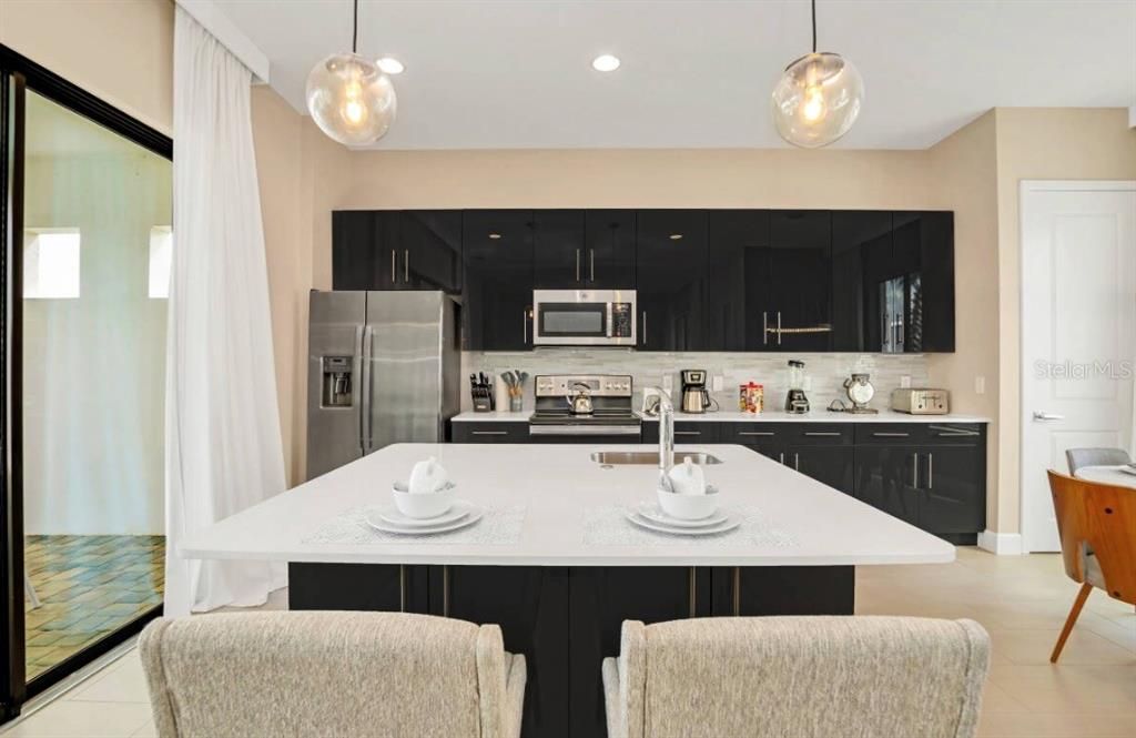 Activo con contrato: $475,000 (5 camas, 4 baños, 2310 Pies cuadrados)