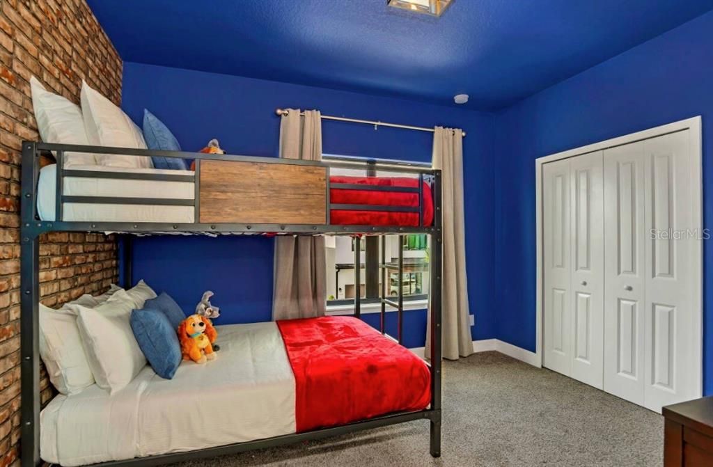 Activo con contrato: $475,000 (5 camas, 4 baños, 2310 Pies cuadrados)