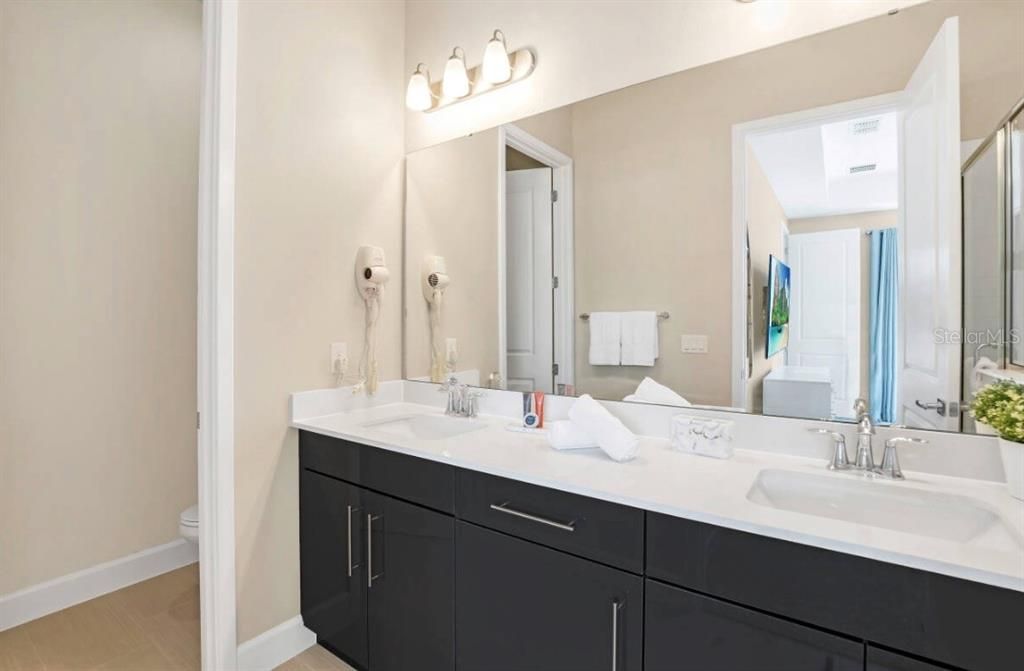 Activo con contrato: $475,000 (5 camas, 4 baños, 2310 Pies cuadrados)
