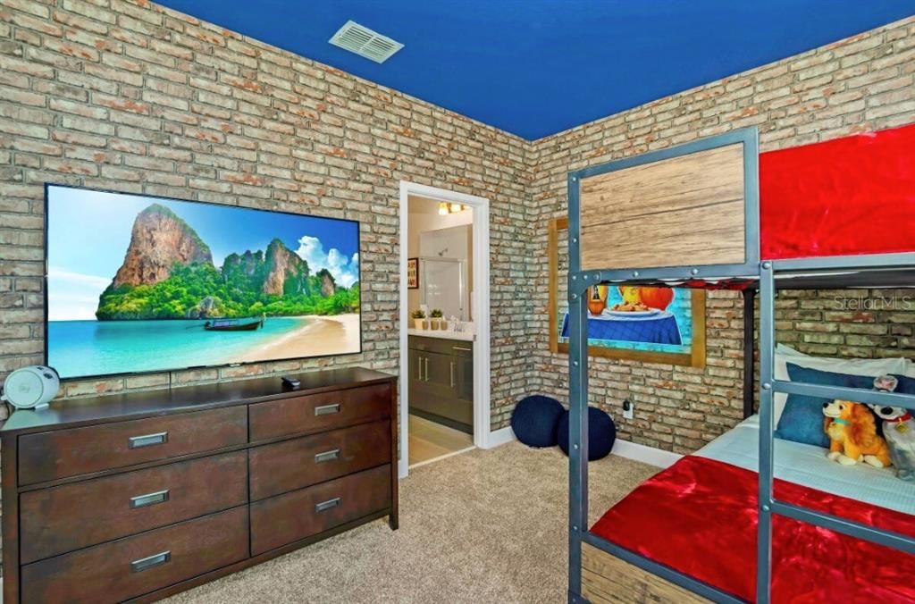 Activo con contrato: $475,000 (5 camas, 4 baños, 2310 Pies cuadrados)
