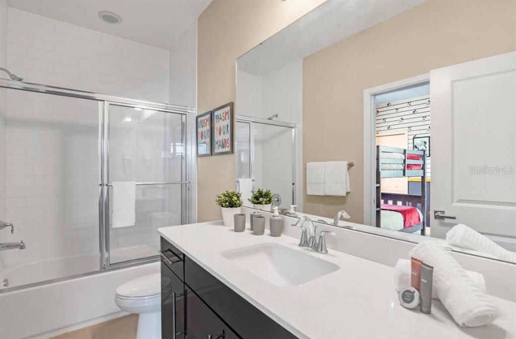 Activo con contrato: $475,000 (5 camas, 4 baños, 2310 Pies cuadrados)
