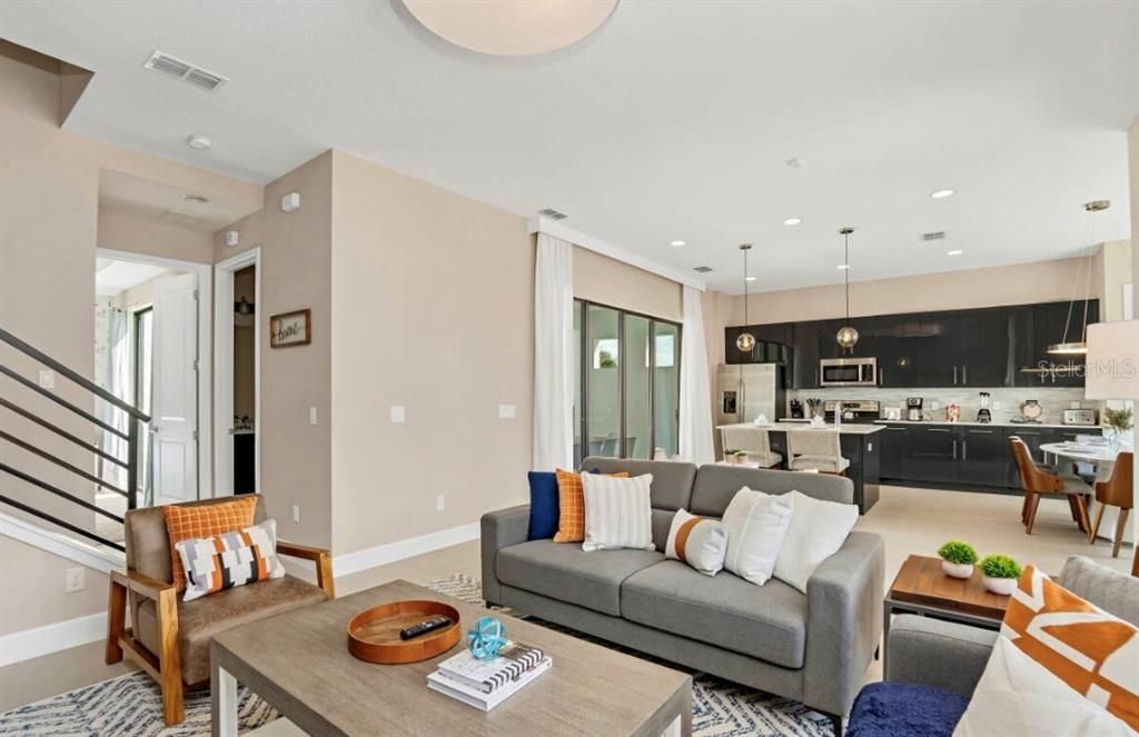 Activo con contrato: $475,000 (5 camas, 4 baños, 2310 Pies cuadrados)