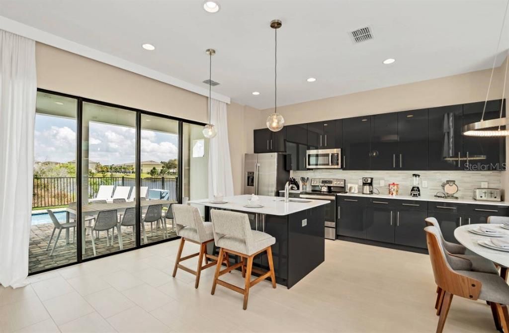 Activo con contrato: $475,000 (5 camas, 4 baños, 2310 Pies cuadrados)