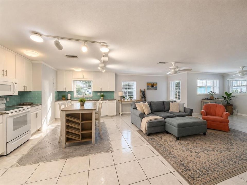For Sale: $374,900 (2 beds, 2 baths, 1260 Square Feet)