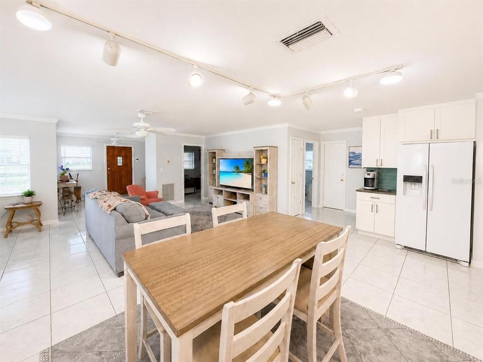 For Sale: $374,900 (2 beds, 2 baths, 1260 Square Feet)
