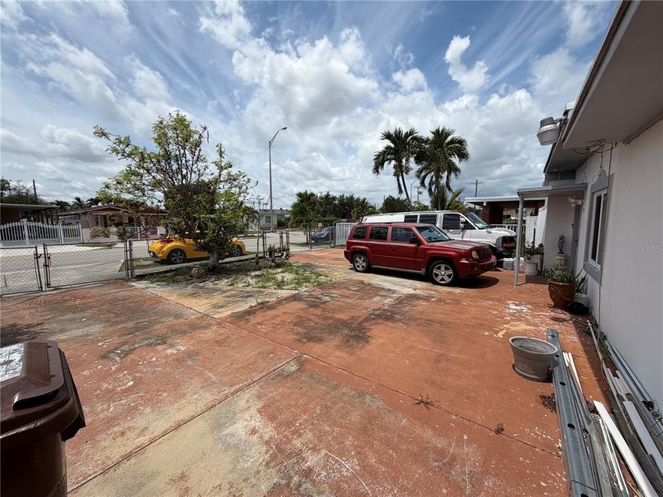 For Sale: $421,999 (4 beds, 3 baths, 720 Square Feet)