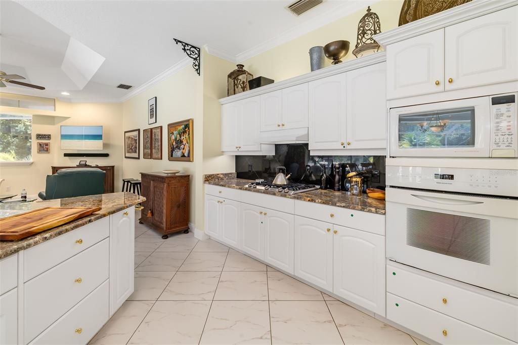 Activo con contrato: $885,000 (3 camas, 3 baños, 3025 Pies cuadrados)