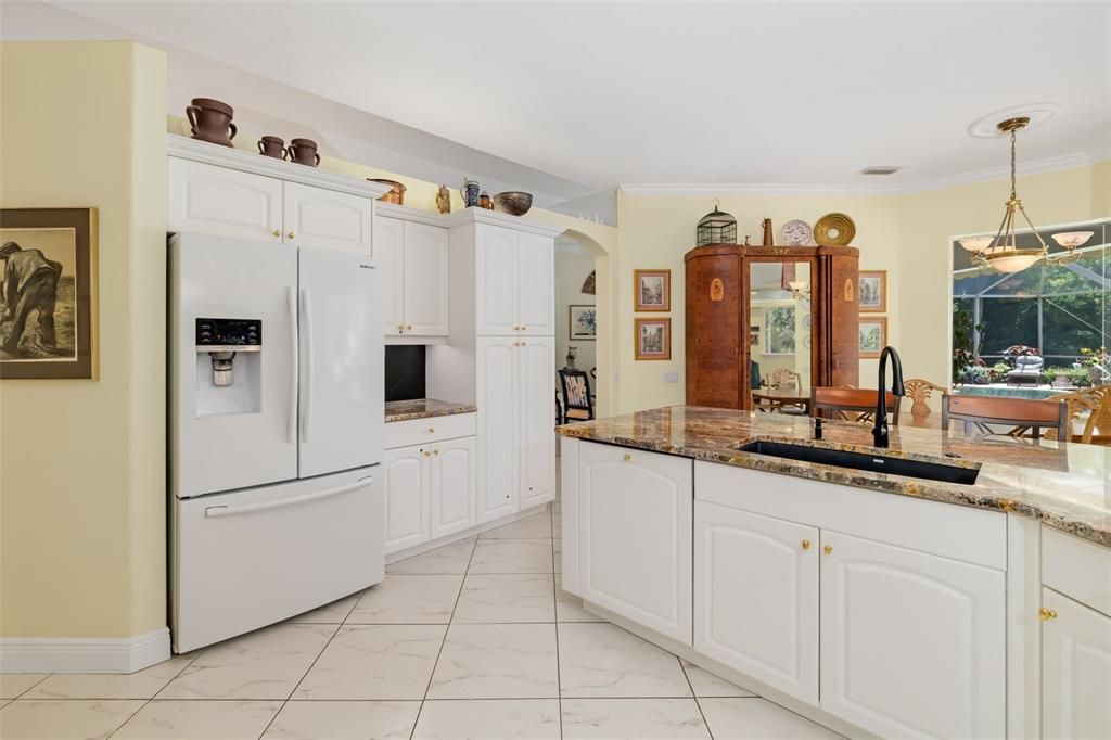 Activo con contrato: $885,000 (3 camas, 3 baños, 3025 Pies cuadrados)