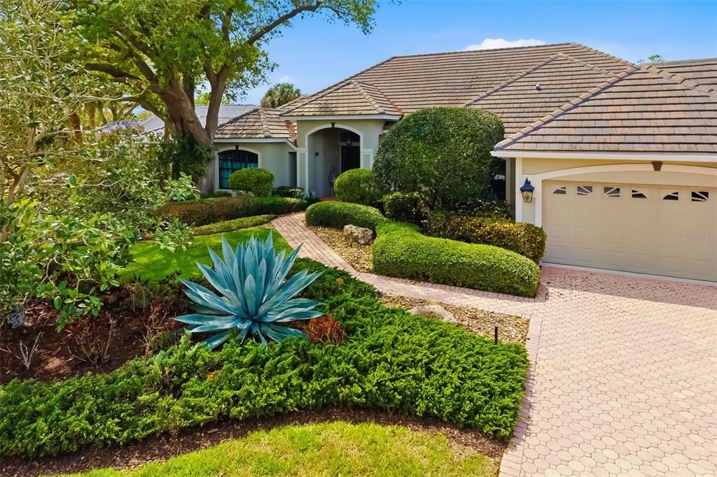 Activo con contrato: $885,000 (3 camas, 3 baños, 3025 Pies cuadrados)