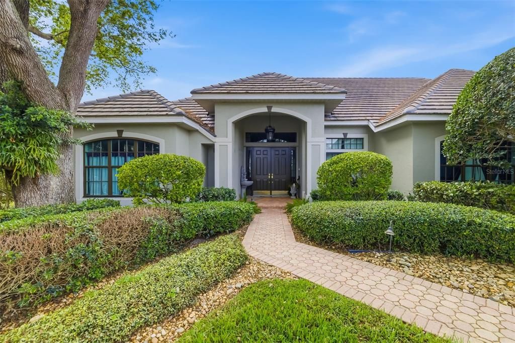 Activo con contrato: $885,000 (3 camas, 3 baños, 3025 Pies cuadrados)