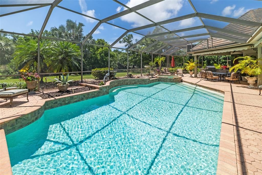 Activo con contrato: $885,000 (3 camas, 3 baños, 3025 Pies cuadrados)