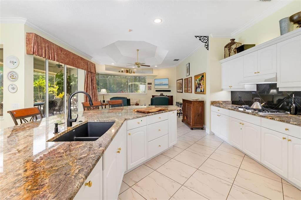 Activo con contrato: $885,000 (3 camas, 3 baños, 3025 Pies cuadrados)