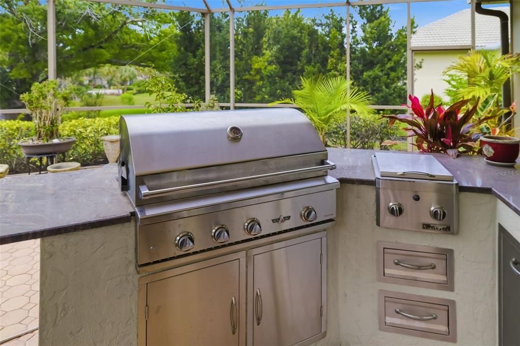 Activo con contrato: $885,000 (3 camas, 3 baños, 3025 Pies cuadrados)