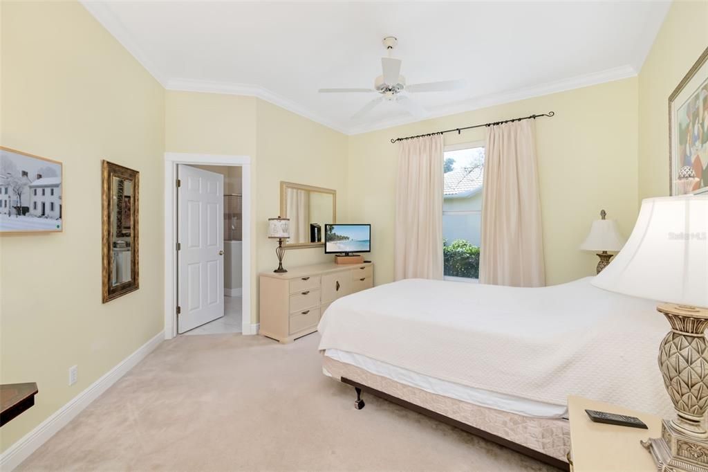 Activo con contrato: $885,000 (3 camas, 3 baños, 3025 Pies cuadrados)