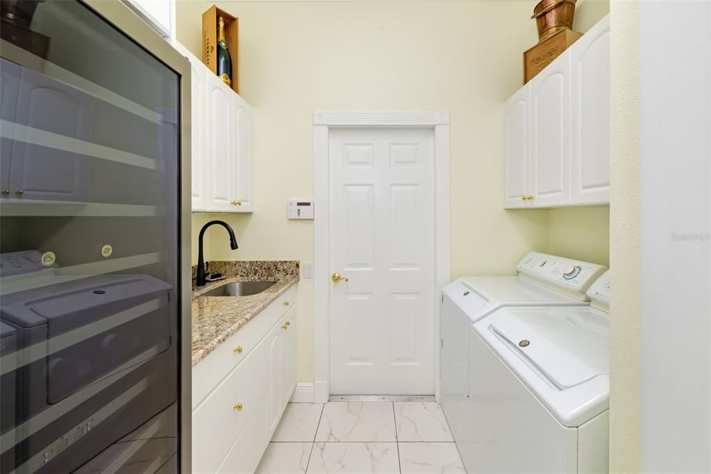 Activo con contrato: $885,000 (3 camas, 3 baños, 3025 Pies cuadrados)