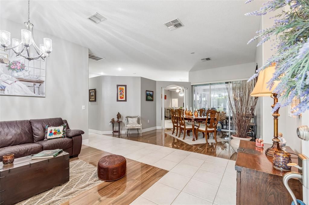 En Venta: $599,999 (4 camas, 3 baños, 2290 Pies cuadrados)
