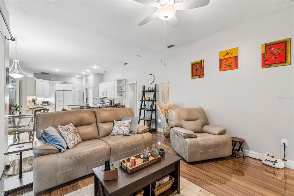 En Venta: $599,999 (4 camas, 3 baños, 2290 Pies cuadrados)