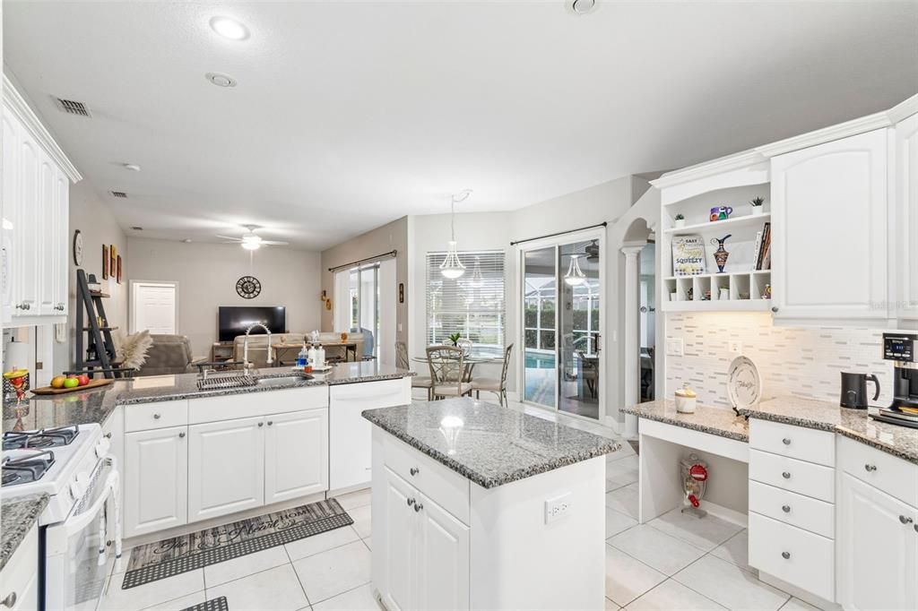 En Venta: $599,999 (4 camas, 3 baños, 2290 Pies cuadrados)