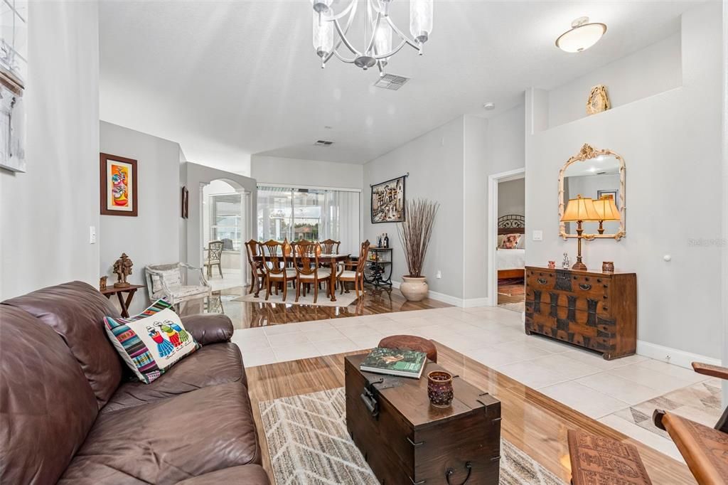 En Venta: $599,999 (4 camas, 3 baños, 2290 Pies cuadrados)