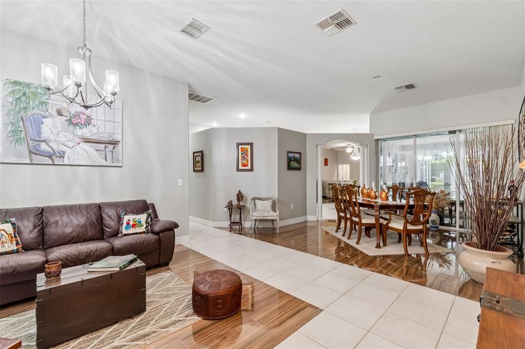 En Venta: $599,999 (4 camas, 3 baños, 2290 Pies cuadrados)