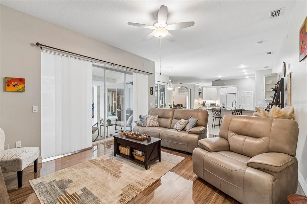 En Venta: $599,999 (4 camas, 3 baños, 2290 Pies cuadrados)
