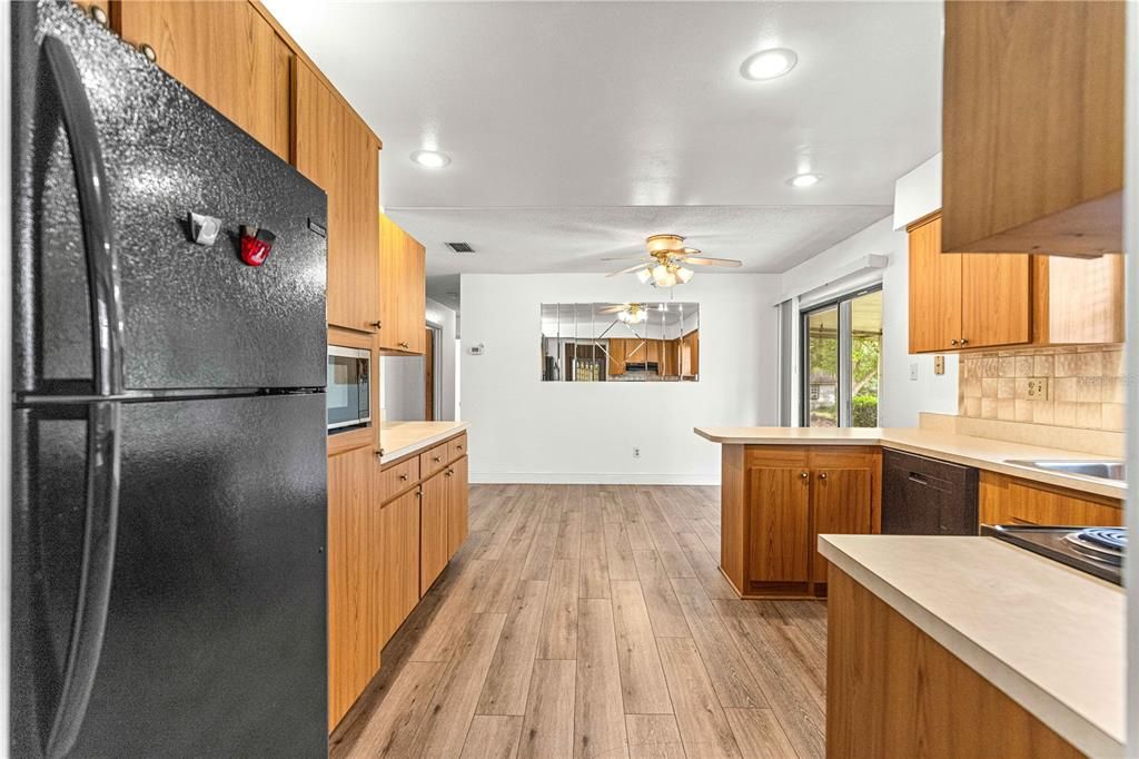 Под контрактом: $199,999 (4 спален, 2 ванн, 1456 Квадратных фут)